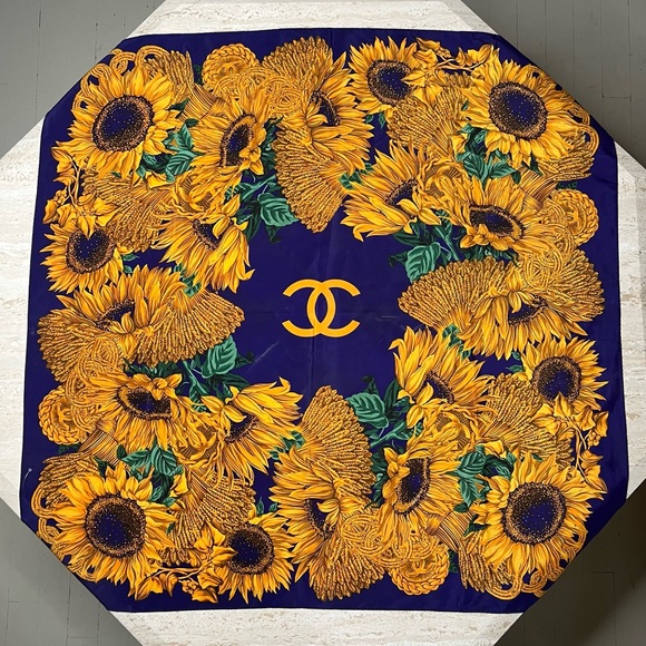Chanel silk scarf (1970s-1980s) - Picture 2 of 8